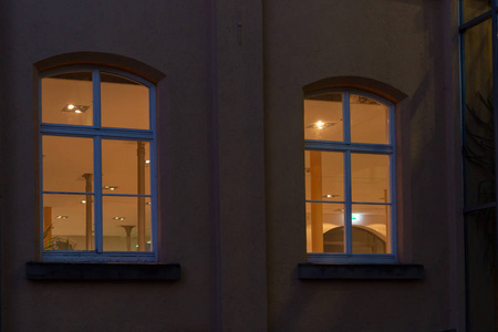 窗户外墙在蓝色小时在历史浪漫的城市春天晚上在德国南部照片