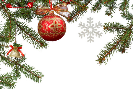 自然冷杉树分支与球响铃和其他圣诞节装饰品在白色被隔绝的背景