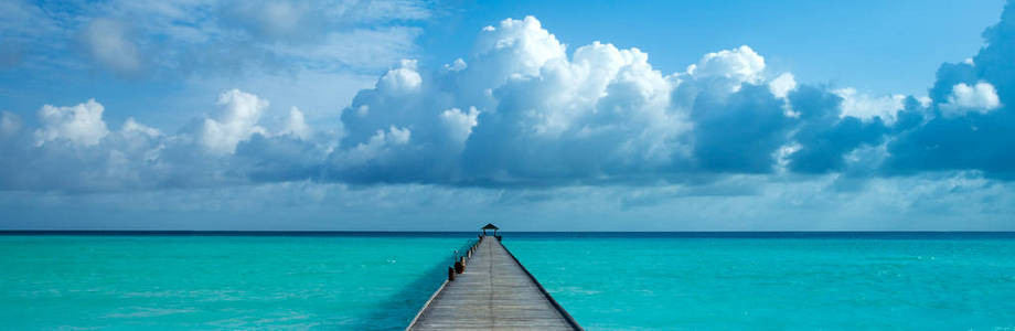 在马尔代夫与蓝色泻湖的热带海滩