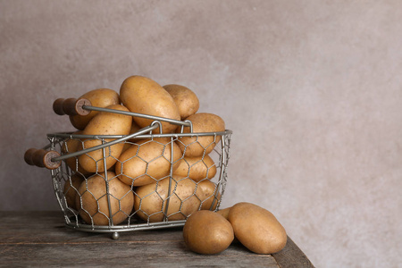 木桌上有新鲜成熟有机土豆的篮子