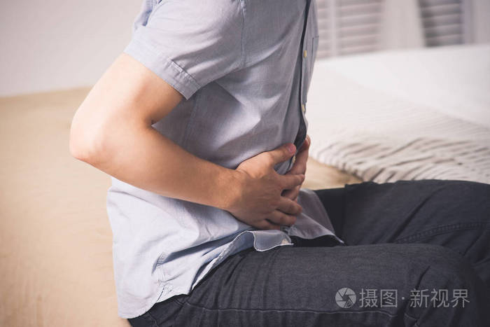 胃痛患腹痛的男子在家中