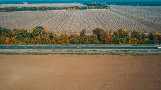 在乌克兰的新道路鸟瞰图。秋天。道路标记