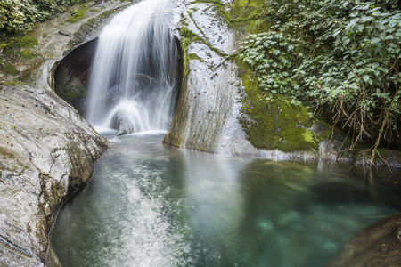 美丽的大西洋雨林圆形瀑布景观与水晶清澈的蓝色水在塞林哈生态保护区, 里约热内卢, 巴西