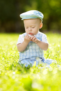 可爱的小宝宝在公园的草地上。甜甜宝贝在户外。面带笑容的情感孩子散步。一个孩子的微笑