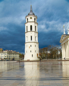 位于维尔纽斯中心的大教堂广场上的钟楼和圣斯塔尼斯劳斯大教堂, 在蓝色多云的天空前, 立陶宛
