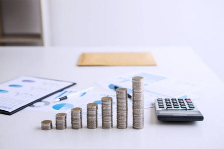 股票财务指数与增长叠加硬币和财务成本明智和谨慎, 投资和储蓄的概念