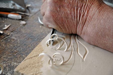 手工匠的雕刻在木头的浅浮雕图片