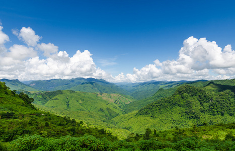 绿色的山,湛蓝的天空与云照片