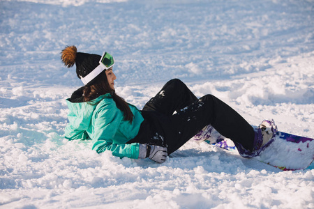 休闲, 运动概念妇女滑雪板坐在雪地上