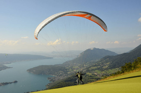 滑翔伞是在蓝天下, 在云层的背景下飞翔。在晴朗的日子里, 天空中的滑翔伞。极限运动和娱乐