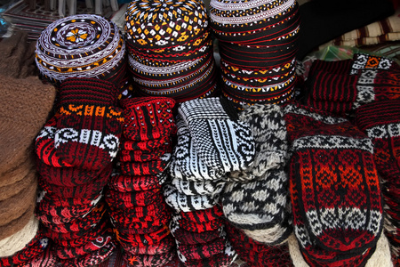 针织绣花的头骨帽土库曼斯坦和拖鞋。Ashkhaba