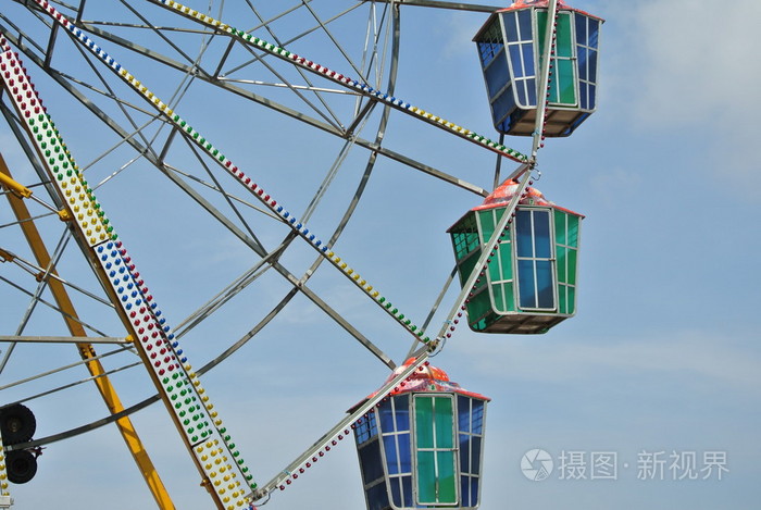 色彩缤纷的摩天轮上蓝蓝的天空背景