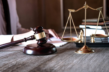 男性律师或法官与法律书籍, 木槌和平衡, 报告案件在办公室, 法律和司法概念表