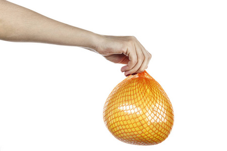 一个大的柑橘类水果。网格里的柚子, 手里拿着, 在白色的背景下被隔离。剪辑 pat