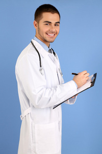 男医生站在蓝色背景上的文件夹