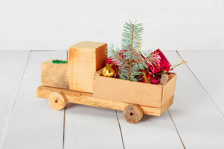 老式玩具木车礼品和圣诞球白色背景