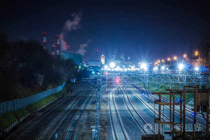 拥有发达基础设施和夜间照明的铁路大都市