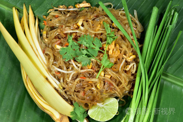 泰式泰国菜是一种传统的泰国美食, 美味而有名。世界各地的人们都知道, 用各种配料烹制炒面。在香蕉叶上食用