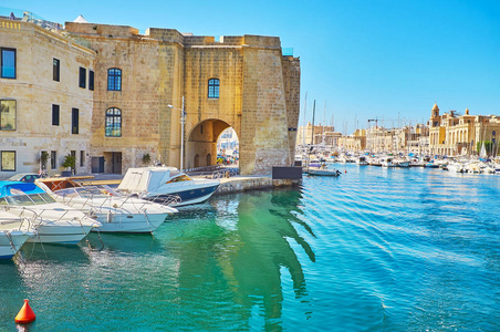 从马耳他 Vittoriosa 码头森格莱阿堡垒的纯粹堡垒 IlMacina 的观点