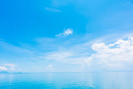美丽的海和海洋与云彩在蓝天背景照片