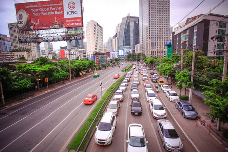 曼谷,泰国,2014 年 8 月 4 日,在市中心一个繁忙的马路上交通照片