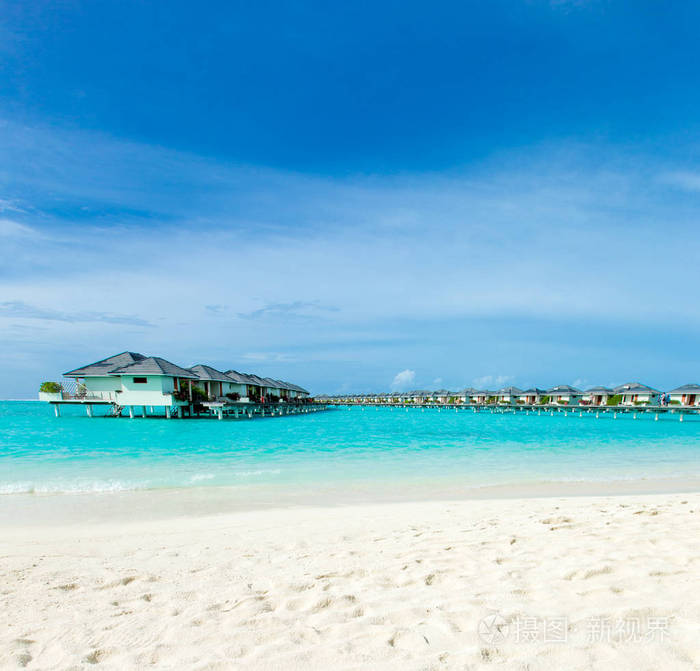 带白色沙滩和大海的马尔代夫热带岛屿