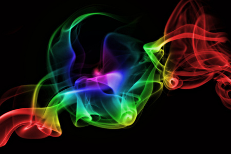 缤纷的彩虹烟黑色背景上照片
