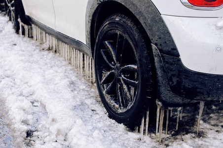 关闭在 iciles 的汽车, 大量的水和雪, 献上的照片