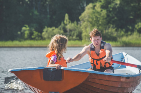 男人和孩子, 在船上的女孩, 在湖上划船