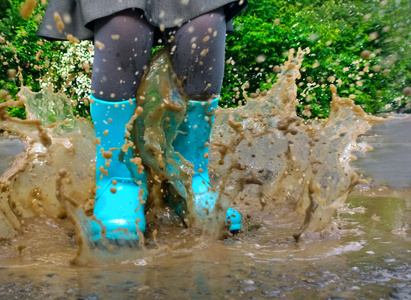 雨靴灌水换鞋图片