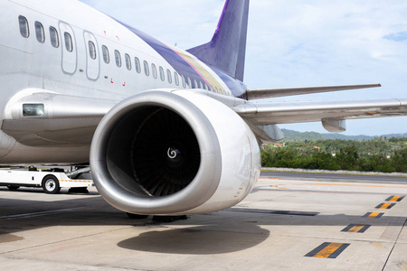 737400 引擎飞机涡轮在热带机场背景