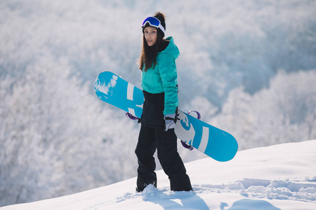 在雪天的妇女滑雪板肖像