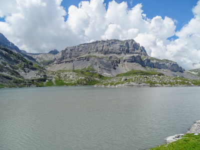 Daubensee 湖的惊人的风景在 Gemmi 通行证在瑞士, 欧洲