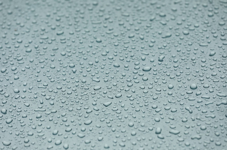 雨后的一滴水在车上图片