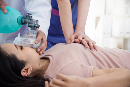 急诊室护士急诊室女病人心脏按摩和复苏的医生手照片