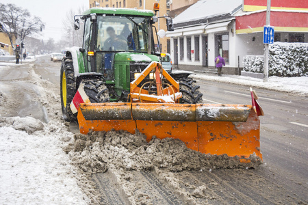 清理道路积雪