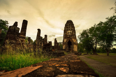 泰国素可泰历史公园的古老毁坏的卧佛寺