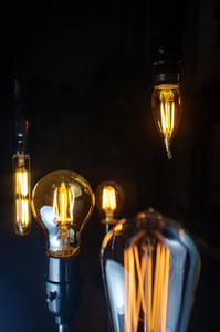 许多悬挂装饰古董爱迪生风格的灯泡
