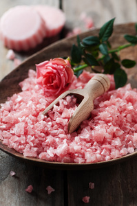 用肥皂和粉红盐水疗概念