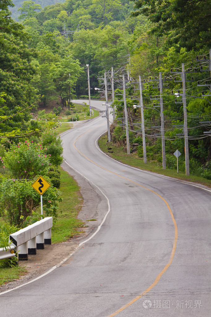 弯的道与弯的道路标山