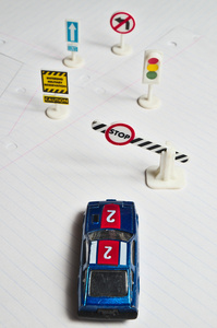 玩具车，几个交通标志