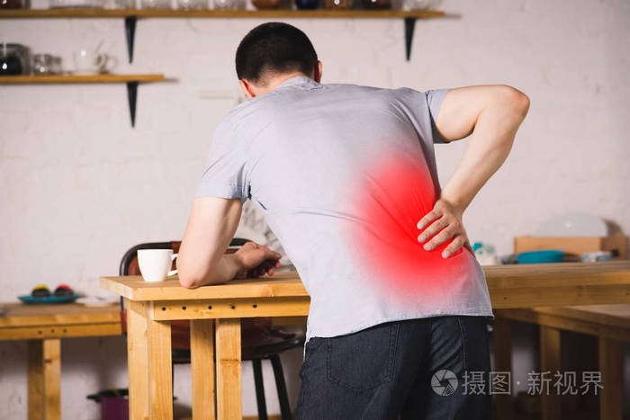 背部疼痛肾脏炎症男子在家背痛疼痛区域突出显示红色
