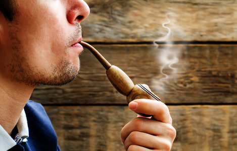 抽烟男人抽烟斗的男人照片