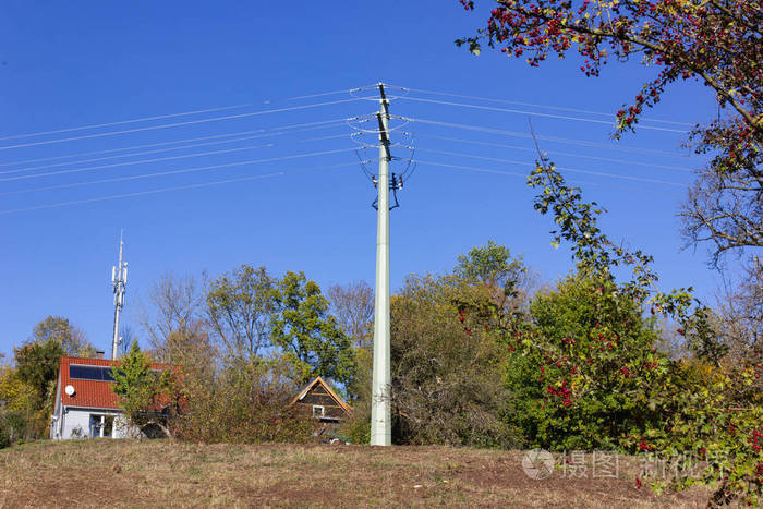 德国农村的电线杆和电缆