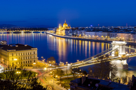 布达佩斯多瑙河 议会和链桥夜景