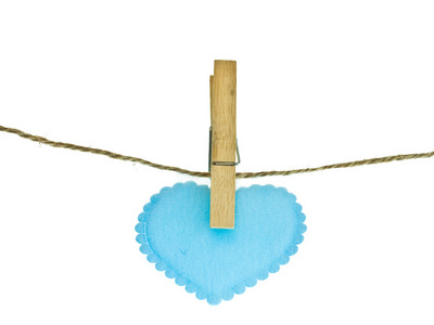 白色空间上的衣夹蓝色的心在一根绳子上晾衣夹在白色背景上照片