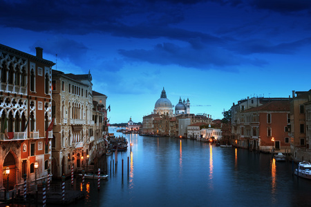京杭运河和圣玛丽亚大教堂圣母敬礼，威尼斯，意大利
