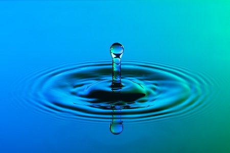 色彩水滴水滴关闭了与同心涟漪色彩鲜艳的蓝色和 g照片