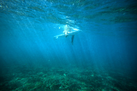 女性冲浪水下