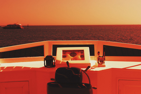 艺术摄影的船船尾的日落景色图片